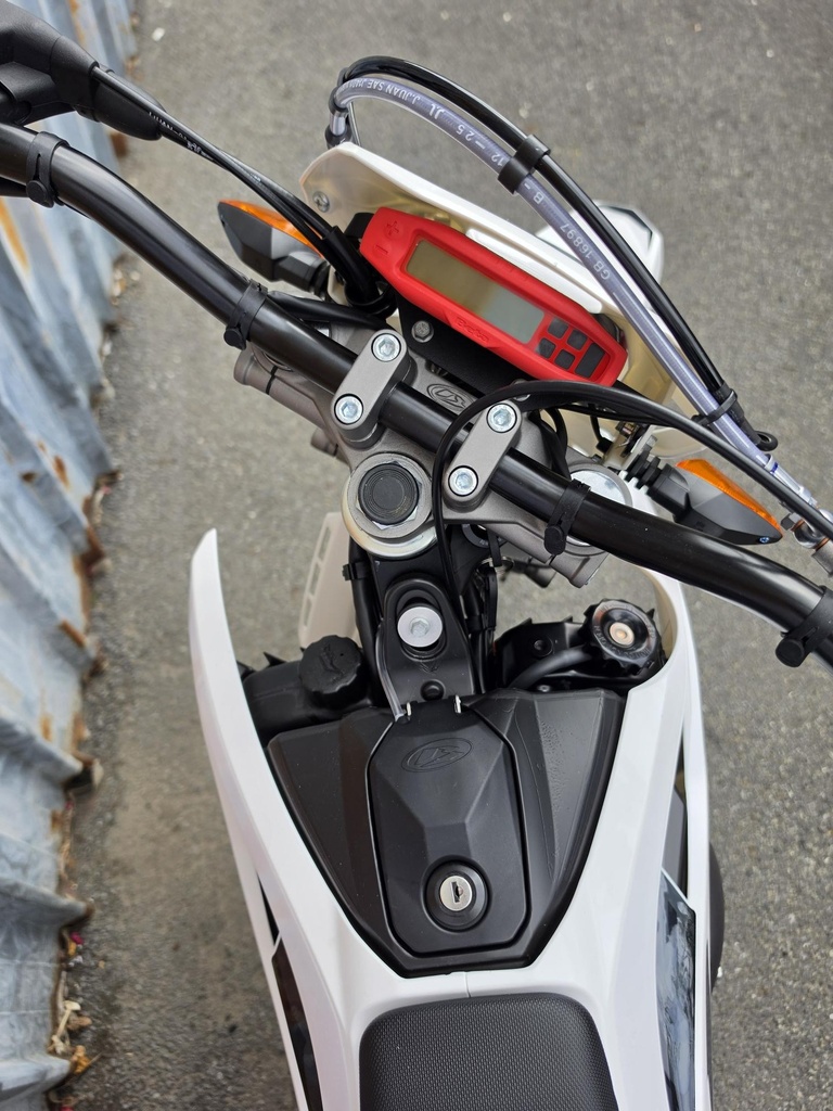 Beta - RR Motard 50 – White-Direct leverbaar-2 jaar Garantie