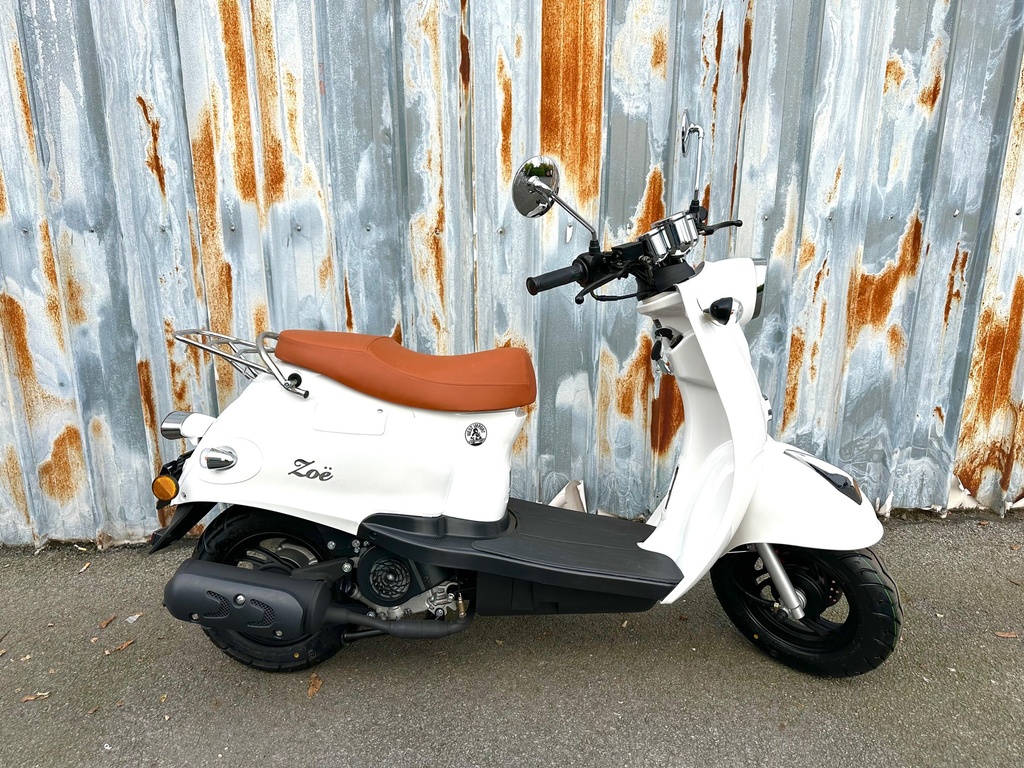Zoë Retro Scooter Pearl White