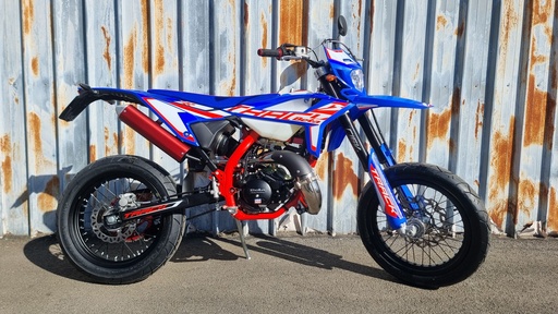 [98] Beta RR Motard 50 – Track Blue – Ruwe Supermoto met Racing Flair