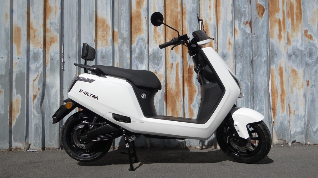 E-Ultra Electric Scooter White | westbikes.be